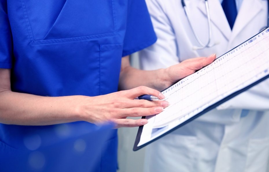 close-up-of-doctors-with-clipboard-at-hospital-PNAWFWS-min